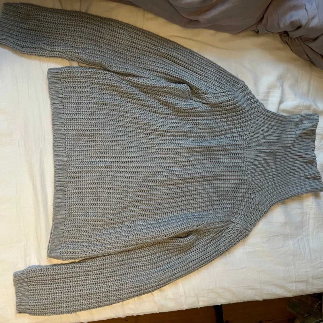 Grå turtleneck stickad tröja från Rut & circle