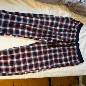 Rutiga pyjamasbyxor från Kappahl - Röd/vit/blå rutiga pyjamasbyxor från Kappahl