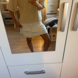 Vit volangkjol❤️‍🔥 - Supersöt vit kortkjol som är mycket sparsamt använd🥰 skriv för mer bilder!