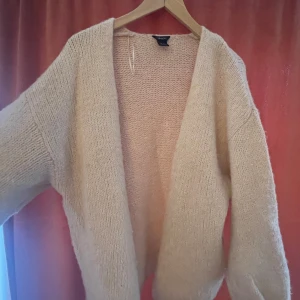 Trendig beige kofta🧸🤍 - Säljer nu min trendiga beige kofta då den ej kommer till användning tyvärr. Perfekt nu till hösten! Andvänt några få tal gånger och är i perfekt skick. Koftan är stickad och i storlek M/L. Köpt för 400kr. Skriv ifall ni har några funderingar eller för fler bilder, och kom gärna med prisförslag!!💞🍂🤎