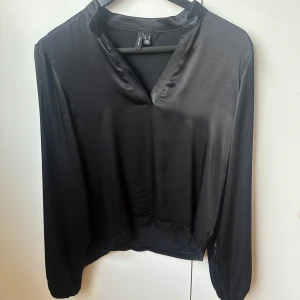Svart sidenblus med v-ringning  - säljer min svarta blus. aldrig använd. nypris 200🩷