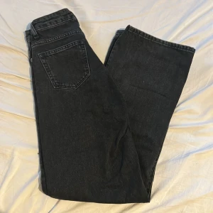 Svarta wide jeans från 157 - Säljer ett par svarta jeans från 157 med klassisk femficksdesign och hög midja. Modellen är wide med raka ben och tillverkad i robust denim. Perfekt för dig som gillar en avslappnad och trendig look. Passar till sneakers eller boots.