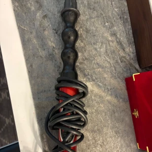 OBH Nordica locktång röd - Säljer en röd locktång från OBH Nordica med svart sladd och ergonomiskt handtag med rundade former. Perfekt för att skapa snygga lockar och vågor i håret. Temperatur: 185 grader celcius. Extra lång sladd (2,8m). 50W. 