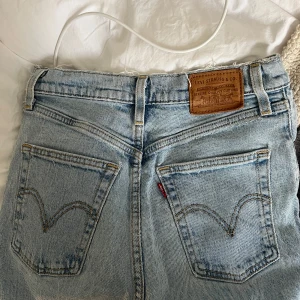Levi's 501 ljusblå jeans med rå kant - Super fina Levis med rak passform 🥰