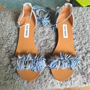 Steve Madden Sandaler - Sandaler med fransar från Steve Madden 🩵 Modellen är Sweetyy , stl 40 och i mycket bra skick. Bra kvalitet i mocka och sulor i gummi 🙌