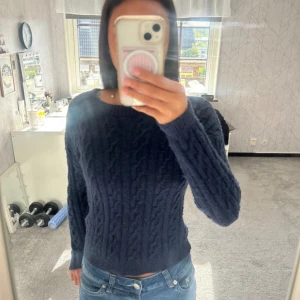 Mörkblå stickad tröja med kabelmönster - Den har blivit nopprig, säg till för bilder!💗Säg till för 29kr frakt