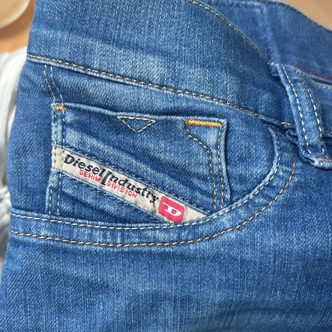 Blå lågmidjade bootcut jeans från Diesel - 2