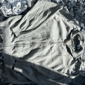 Ralph lauren - Säljer nu men Ralph lauren half zip för jag aldrig har använt den för den är för stor för mig fick den i present här av er vid frågor