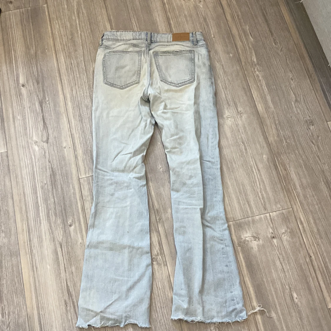 Ljusblå bootcut jeans från Gina Tricot - 1
