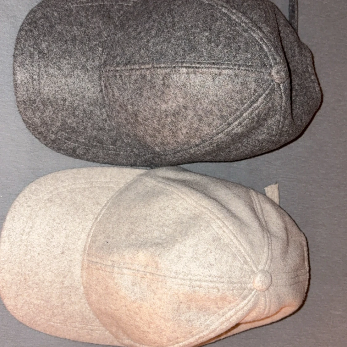 Grå och beige ullkepsar