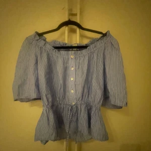 Blå blus  - Blus från köpt från H&M som aldrig kommit till användning.
