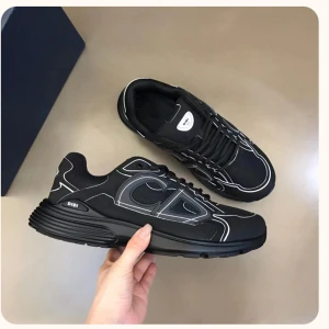 Svarta sneakers med vita detaljer - Säljer ett par svarta sneakers från DIDI med coola vita linjer och detaljer på sidorna. Skorna har rund tå, platt sula och snörning. Ovandelen är i mesh och syntet vilket ger en sportig vibe. Perfekta för dig som gillar stilrena och moderna sneakers.