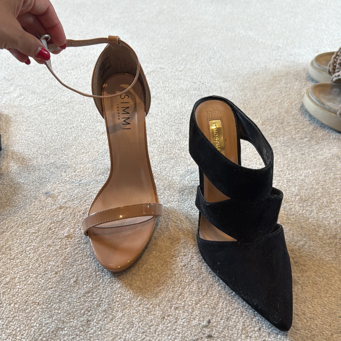 Beige och svarta klackpumps