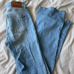 Ljusblå bootcut jeans ONLY - Snygga ljusblå jeans från ONLY i bootcut-modell som är mid waist. Använda typ 2ggr så dom är i nyskick, säljer då jag inte använder, Strl xs/30 o är lite långa på mig som är 1,55, köparen betalar frakt. Skriv vid funderingar, nypris 549 