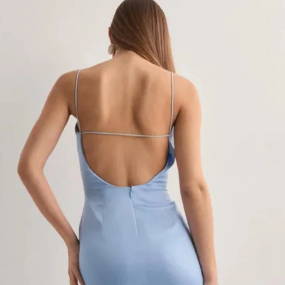 Ljusblå satinklänning med öppen rygg - 1