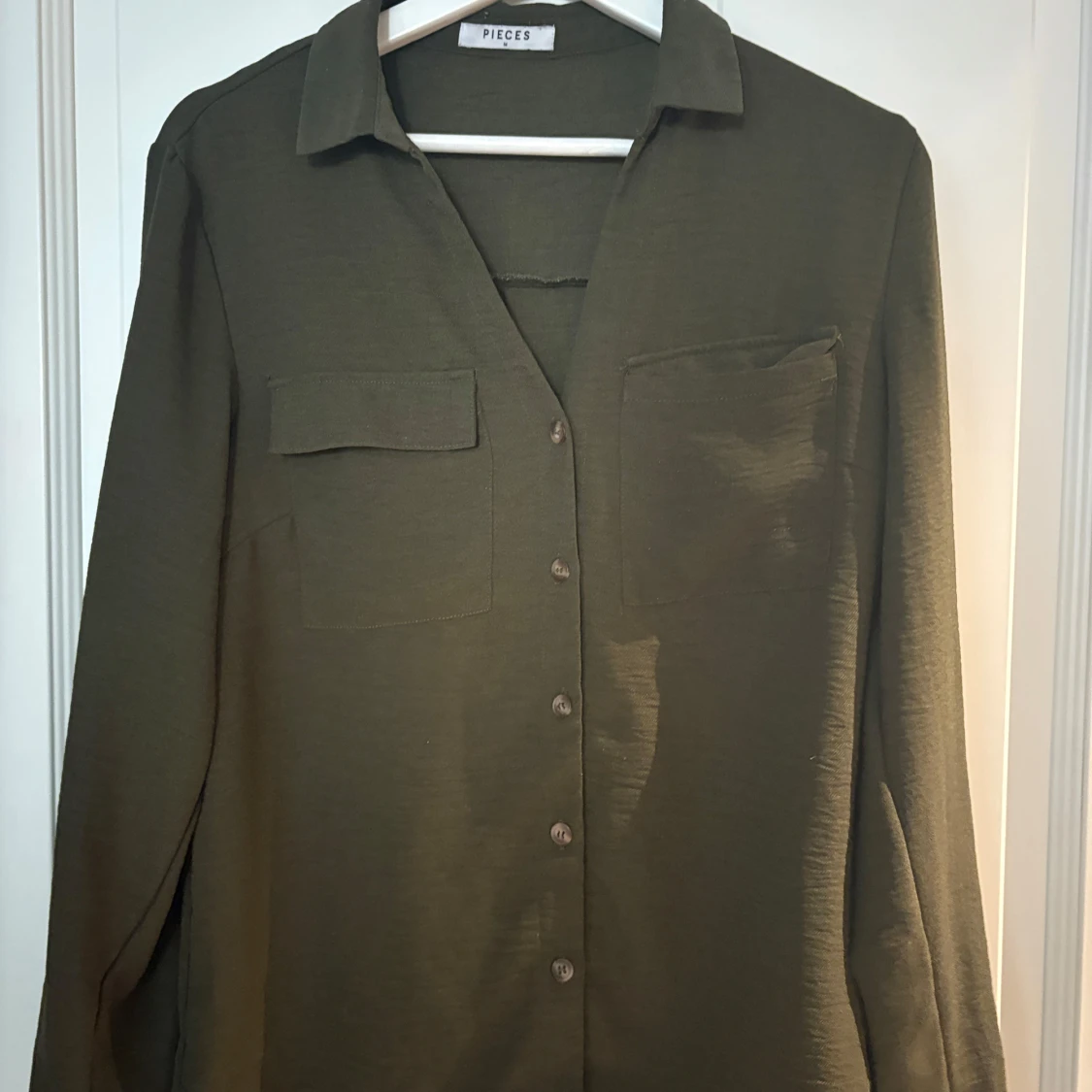 Olivgrön skjorta från Pieces