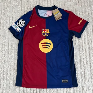 Barcelona T-Shirt ”Lamine Yamal” - Tjena! Säljer nu min Barcelona tröja. Skicket på tröjan är 9/10. Den är stolek S. Priset kan diskuteras👍. Vid fler frågor/bilder är det bara att höra av sig 👍👍