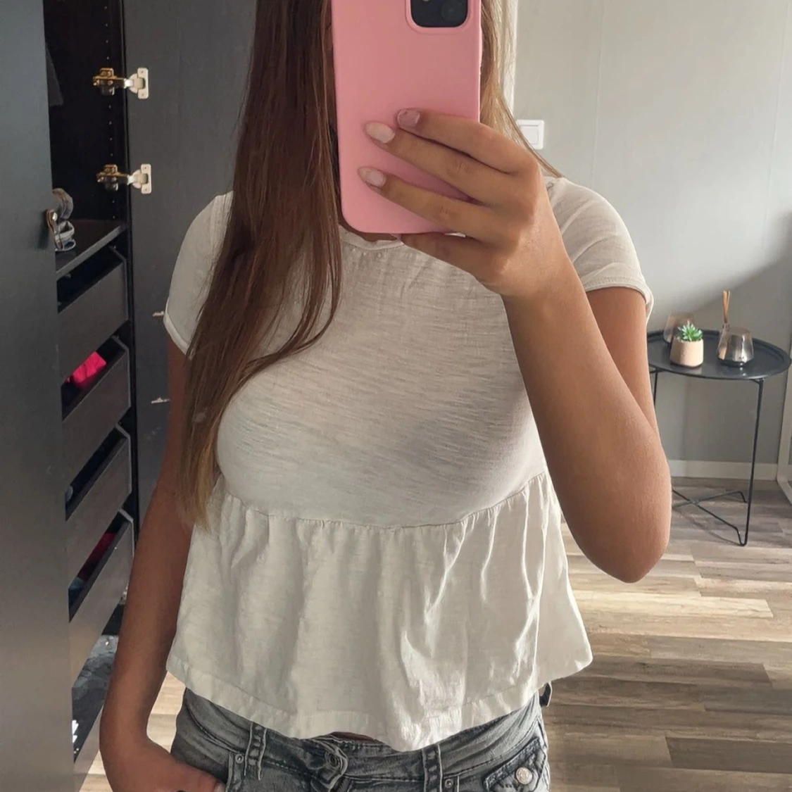 Vit T-shirt med volang