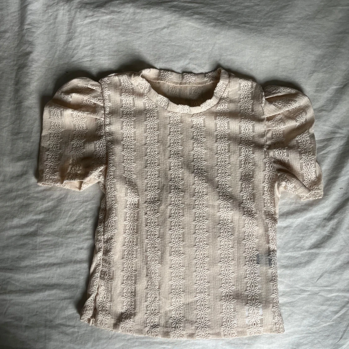 Beige spetsblus med puffärm - 2