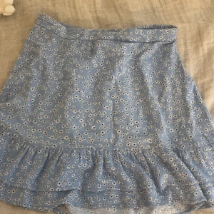 Blommig blå volangkjol från Lindex storlek 158/164  - Ljusblå volang kjol från Lindex barnavdelning i storlek 158/164 men passar mig som ofta har 170. Lite små fläckar som går bort i tvätten (tvättar den innan ja postar) 💕Pris går absolut att diskutera! Skriv privat om ni har frågor o funderingar över kjolen eller för flera bilder! Skriv gärna innan ni köper!!💓💓