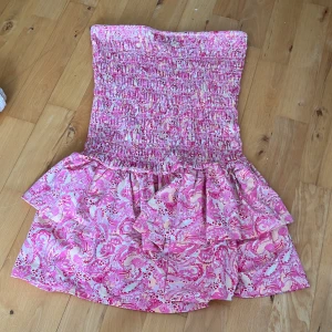 Fin klänning - Säljer en fin mönstrad bandå klänning! Den är från Gina Tricot i storlek M! Ribbningen har gått upp lite på något ställe men ingenting som syns när man tittar på helheten tror jag! Hör av er om de är något!