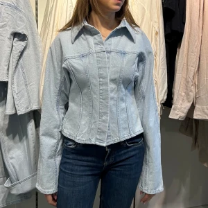 Figursydd jeansjacka - Säljer denna snygga figursydda jeansjacka i stl S. Endast använd ett fåtal gånger. Inga skambud😃