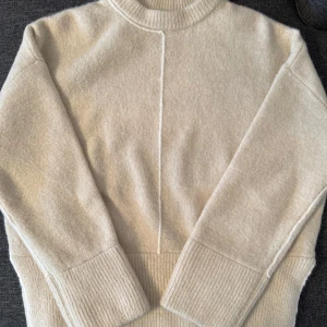 Beige stickad tröja från Zara - Snygg beige stickad tröja från Zara med vita detaljeri storlek XS. Säljer eftersom den är för liten, den är knappt använd💗