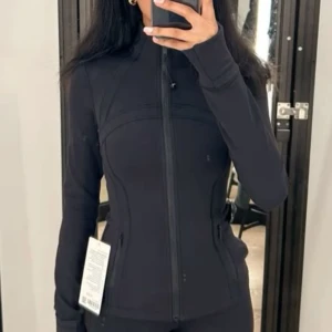 Lululemon define jacket - Världens skönaste och snyggaste träningströja😍😍 råkade köpa i fel storlek därarav behöver jag sälja. Endast använt två gånger så den är som ny💕