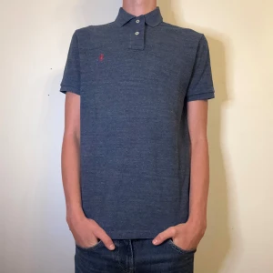 Blågrå Ralph Lauren pike, S, Small - Säljer nu en riktigt snygg blågrå Ralph Lauren pike | storlek S | modellen är ca 171cm och 56kg | skick 9,5/10, använd några enstaka gånger, inga defekter | skriv vid frågor! // HLselling