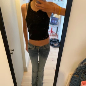 Svart ribbat linne - Svart croppad linnetopp från Zara med ribbad struktur. Toppen är ärmlös och har en rundad halsringning, perfekt för dig som gillar en clean och enkel look. Använd fåtal gånger. Tryck gärna inte på köp nu utan skriv till mig innan du köper.💕