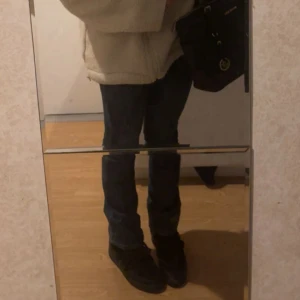 Blå jeans från LTB Valerie  - Säljer ett par klassiska blå jeans från LTB Valerie. Jeansen har snygga kontrastsömmar och är tillverkade i slitstarkt denim. Perfekt till sneakers eller boots. Storlek W24 L30