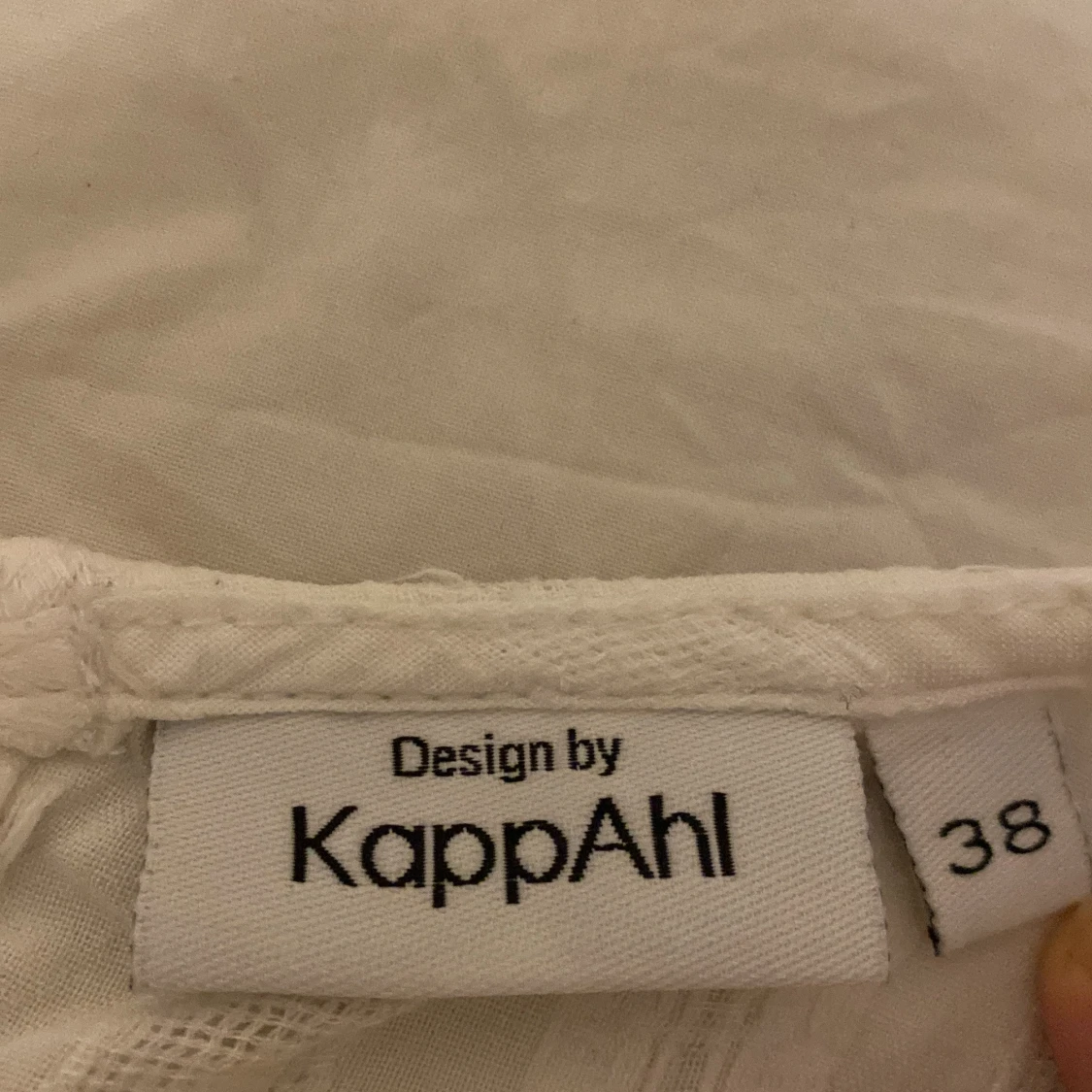 Vit blus med volang från KappAhl - 1