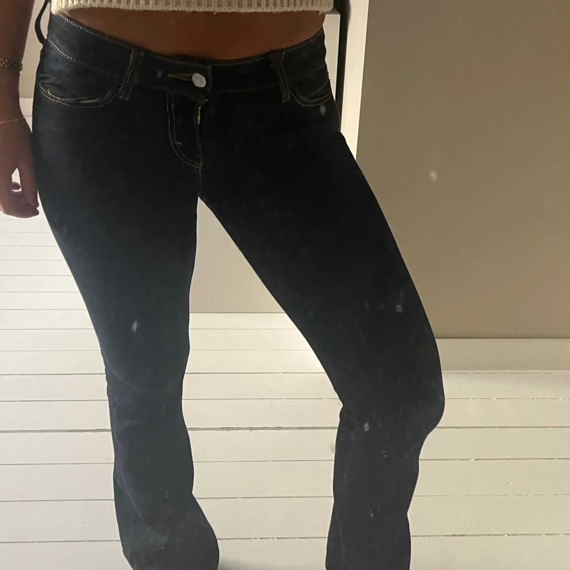 Bootcut mörkblå jeans med kontrastsömmar