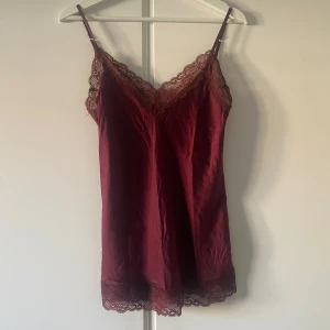 Intimissimi linne  - Superfint rött linne från Intimissimi. Nypris 689kr hos zalando (slutsåld). Endast använd fåtal gånger 💕