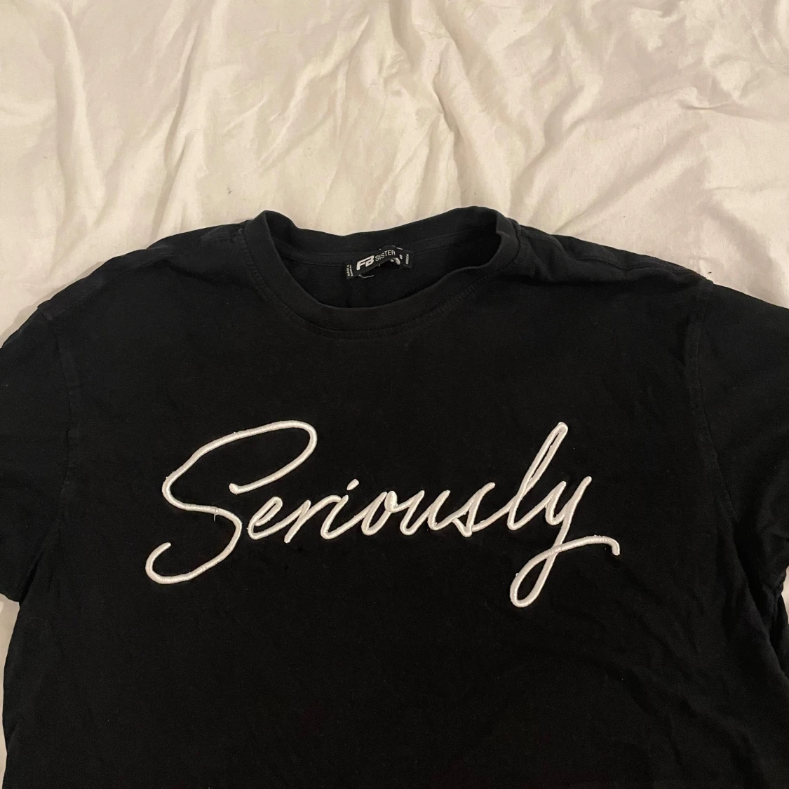 Svart croppad t-shirt FB Sister