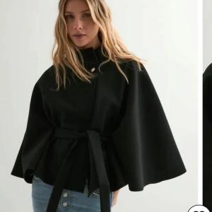 Nelly poncho kappa  - Snygg poncho kappa från Nelly som är helt ny, aldrig använd och där prislapparna är kvar! 🫶