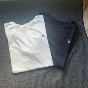 Gant T-shirts - Två pack Gant T-shirts | Skick: 7/10 | Size - 146-152 | Två små hål på den vita (fråga om bild) | Hör av dig vid minsta fråga // CDL