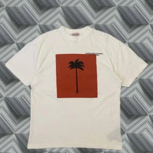 Palm angels tshirt vit - Tjoo, säljer denna feta Palm angels tishan till dunderpris‼️‼️💯 Skick 9/10✅✅ DMa📩 vid minsta fundering eller prisförslag🤗🤗 Kolla även min profil för mer grejer‼️‼️