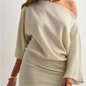Beige offshoulder kortklänning - säljer den virala klänningen från nelly som endast är testad! 💞