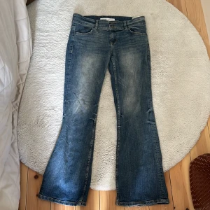 Ett par super snygga bootcut lowaist jeans från bershka! - Jeans som är blåa mid/low waist bootcut. 