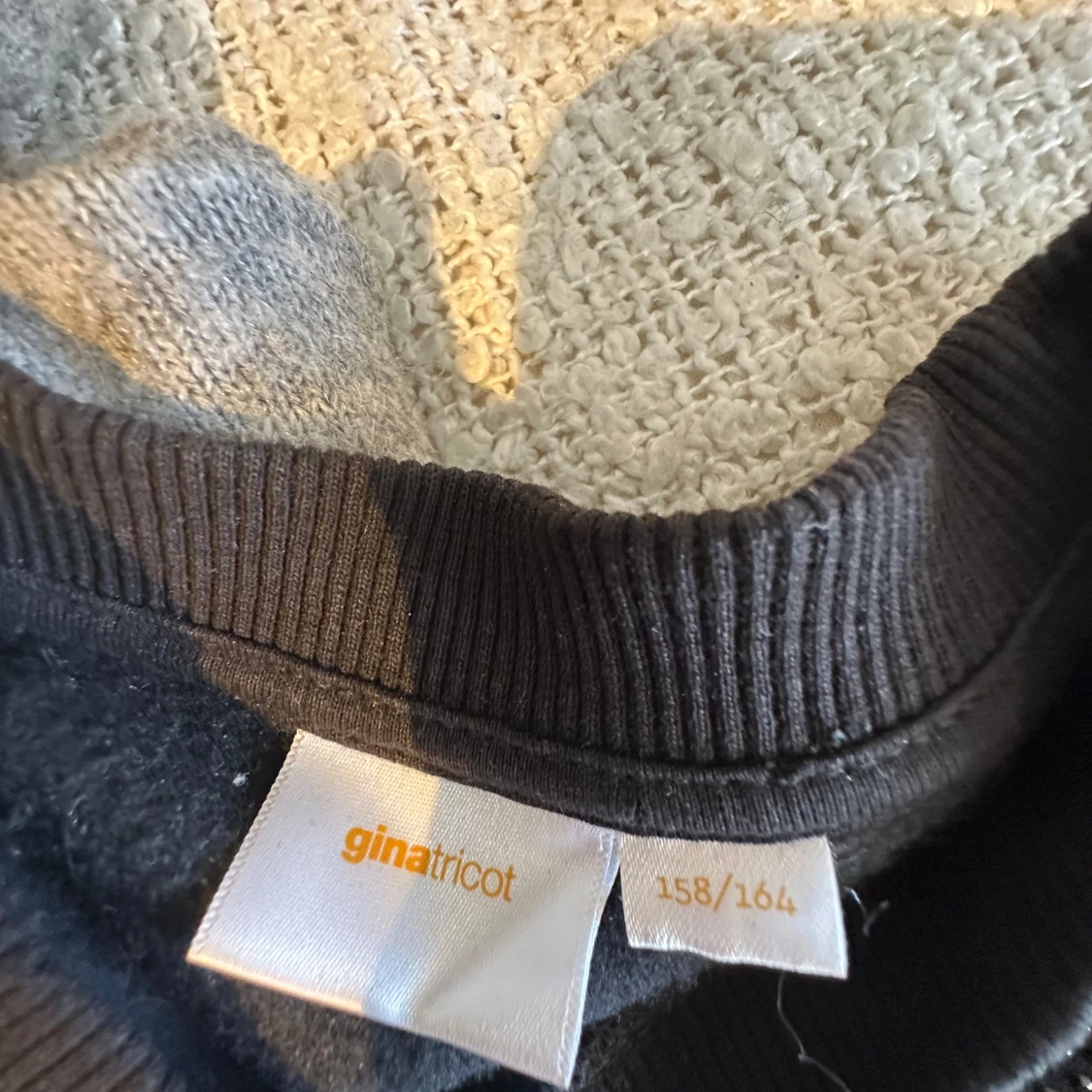 Svart sweatshirt med stjärnor Gina Tricot - 3