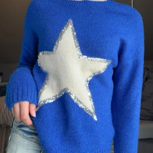 Blå stickad tröja med stjärna - Superfin men tyvärr förliten för mig, blå med en stor stjärna i mitten💙💙