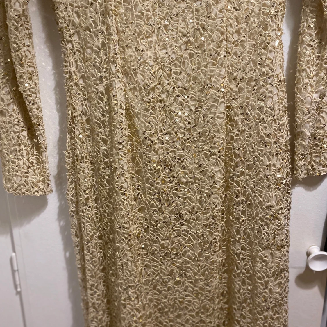 Champagnefärgad långklänning med paljetter - 2