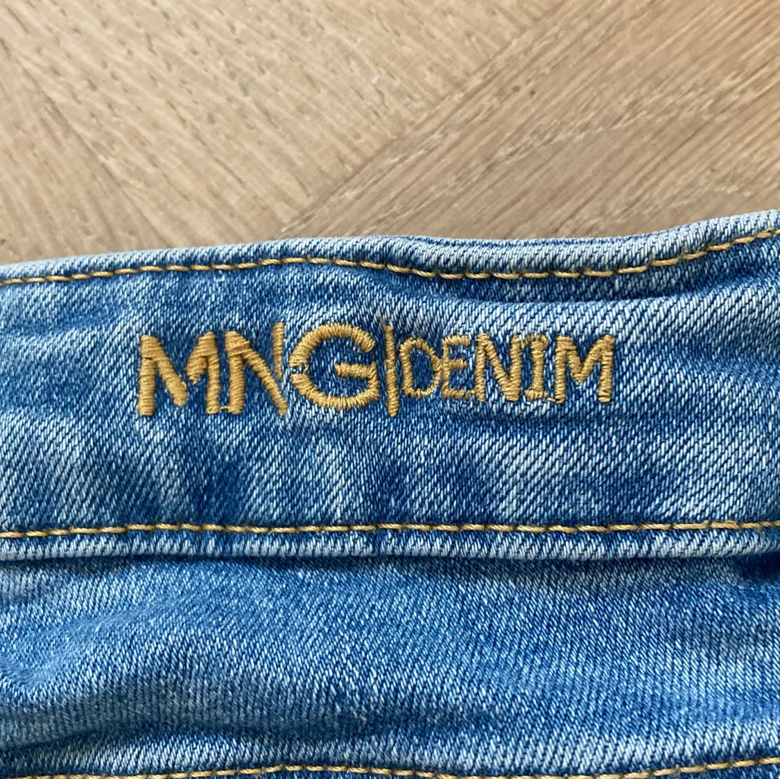 Blå bootcut jeans från MNG Denim - 3