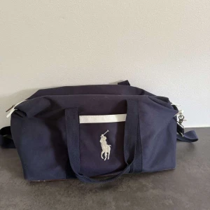 Ralph Lauren väska  - | Väska från Ralph Lauren | Färg: Marinblå | Fint skick | Skriv vid mer frågor |