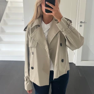 Trenchcoat  - Beige trenchcoat perfekt till hösten!