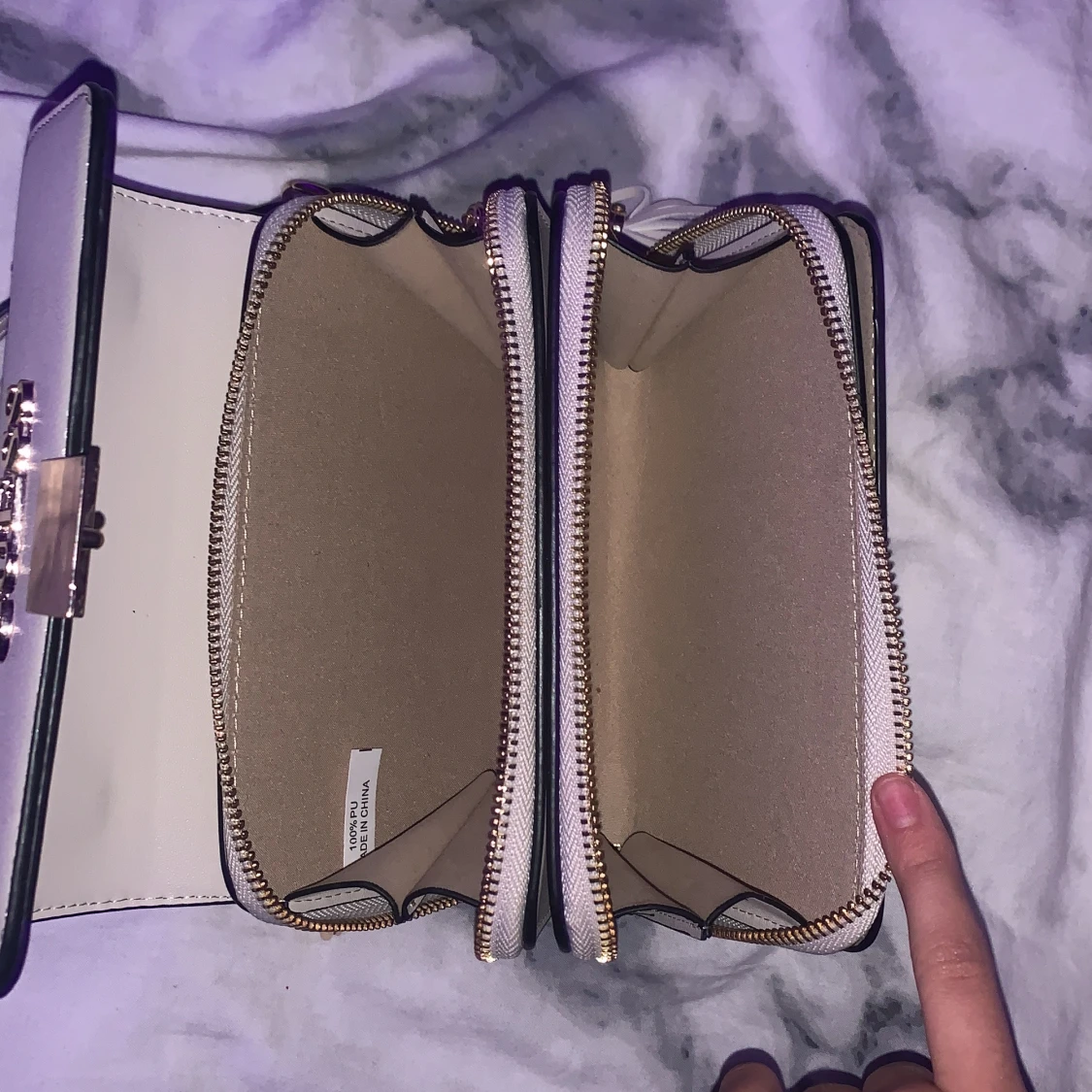 Vit axelväska från Guess med kedja - 2