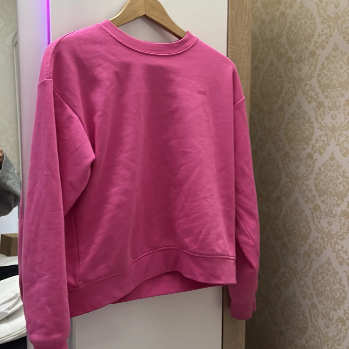 Rosa sweatshirt från NA-KD i XS endast använd en gång