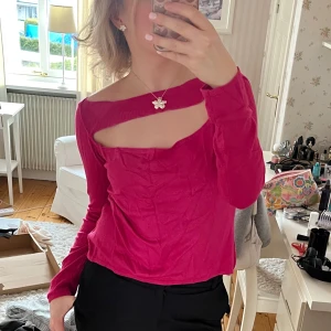 Rosa långärmad topp med cut-out - Säljer en cool rosa långärmad topp med cut-out detalj över bröstet och offshoulder-design. Materialet är mjukt o skönt och älskar färgen🩷🩷perfekt nu till sensommaren o skolstart!!
