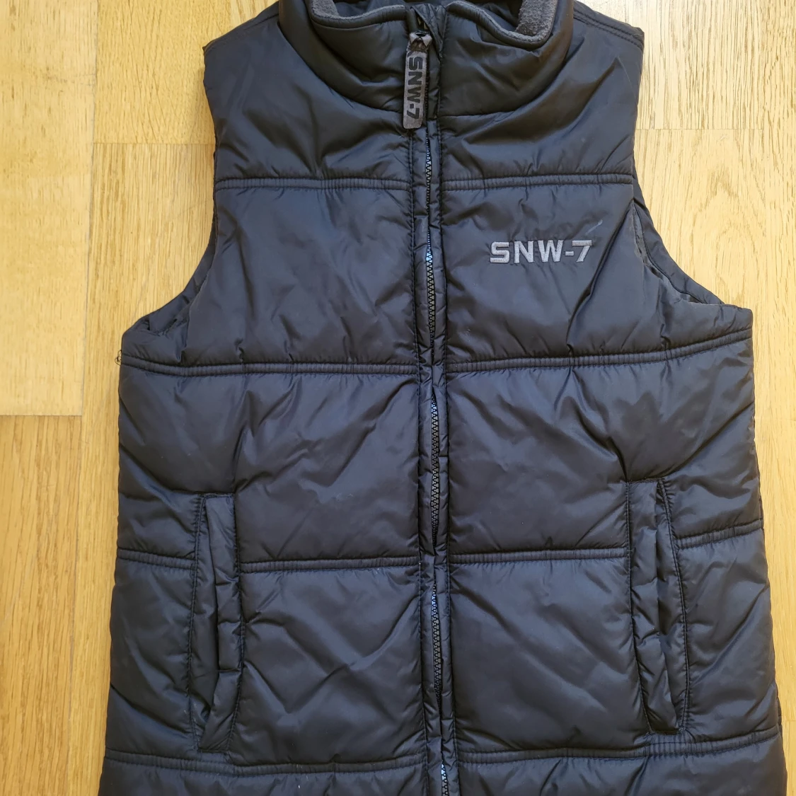 Svart dunväst från H&M strl 152